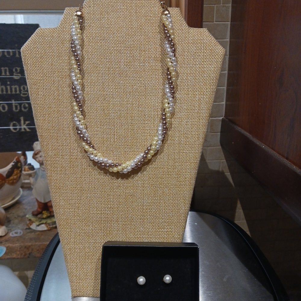 2009 Avon "Ensemble-Cadeau Julie" Faux Pearl Gift Set in Box. Old Stock.